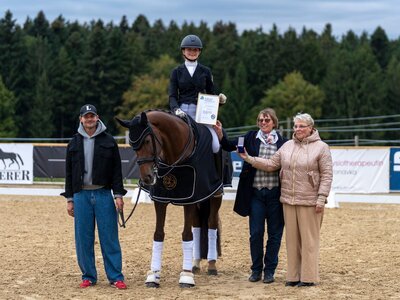 Von nun an reitet sie in Gold: Helena Moosreiner erhielt die besondere Auszeichnung. | © BTS Media