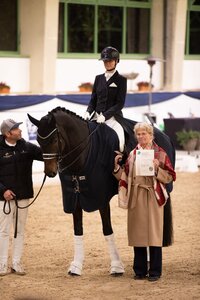 Von nun an reitet sie in Gold: Paulina Antonia Welcker erhielt in Ising das Goldene Reitabzeichen | © Prokosch