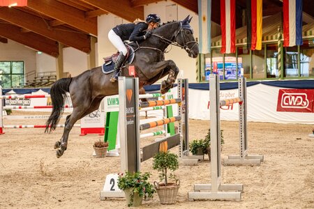 Mit großen Sätzen zum Sieg: Anna Ortmann und Jimmy | © Mikulica